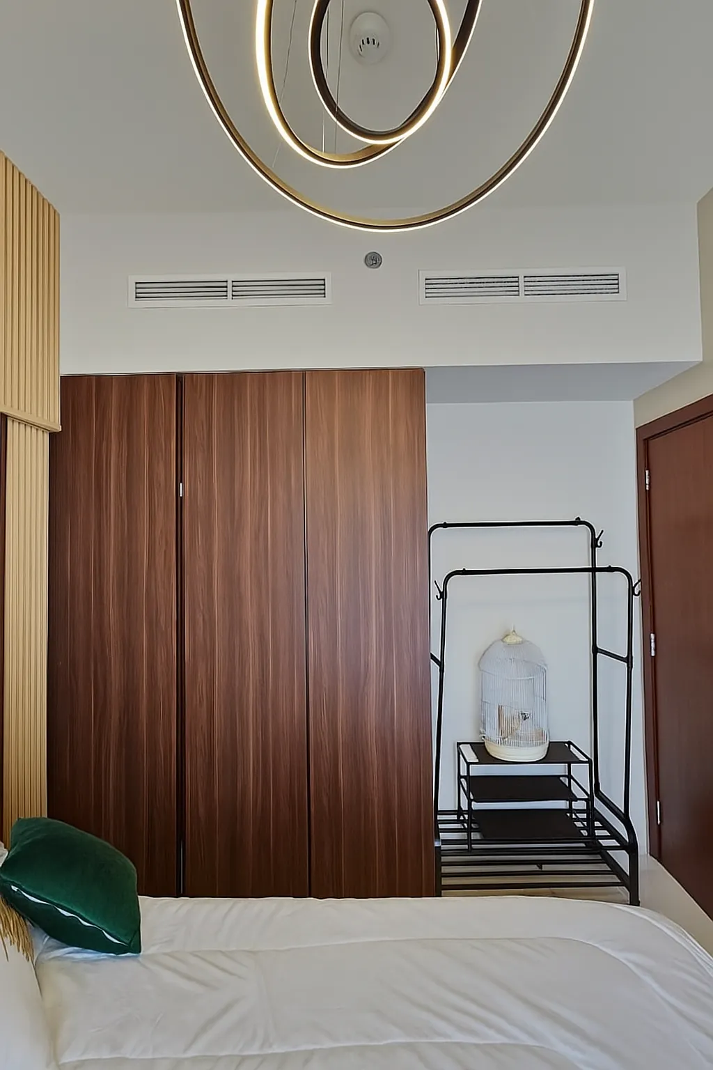 20250922_1343_Modern