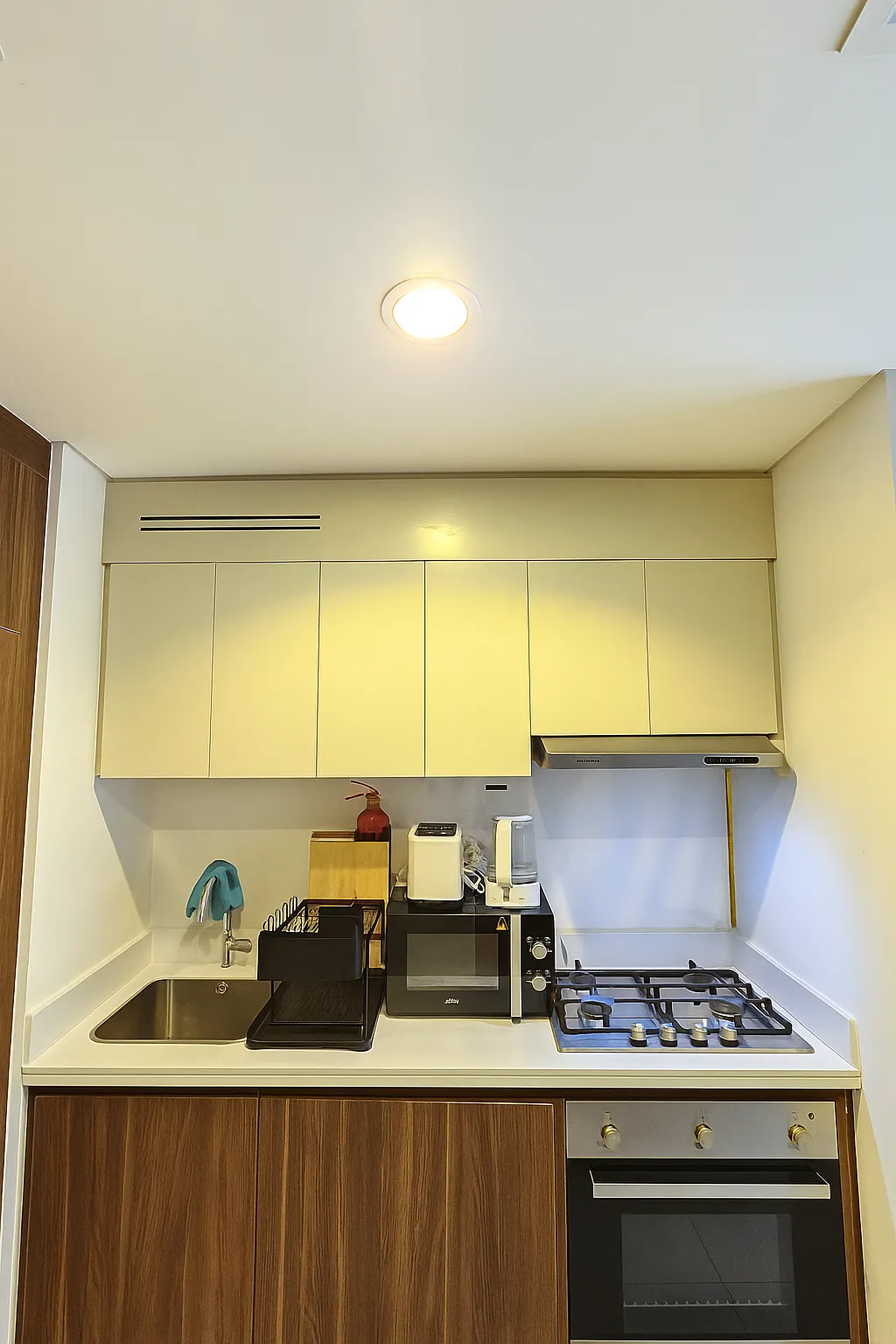 20250922_1358_Modern