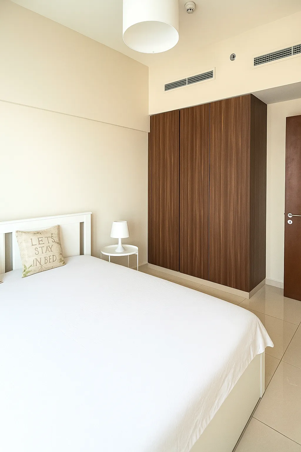 20250925_1445_Minimalist