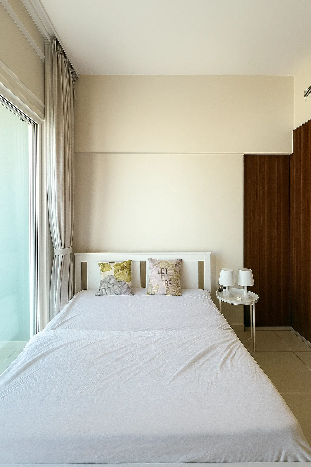 20250925_1447_Minimalist