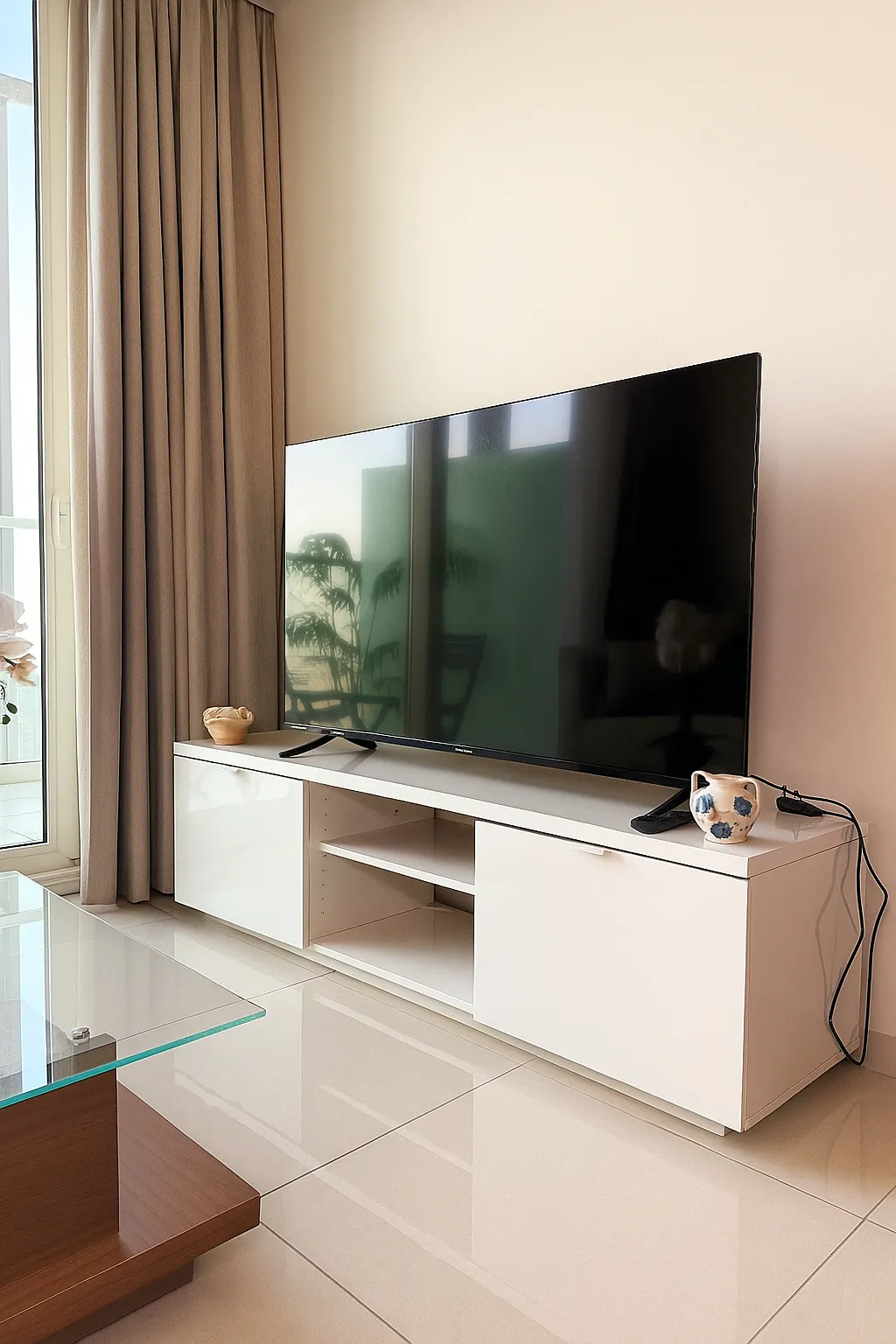 20250925_1458_Modern