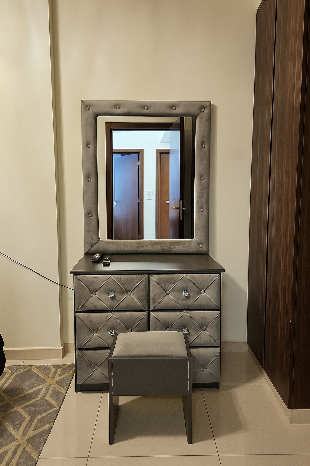 20251004_2017_Elegant Vanity Setup_remix_01k6qwn7vqfaxbqd0rjmnx7h5y