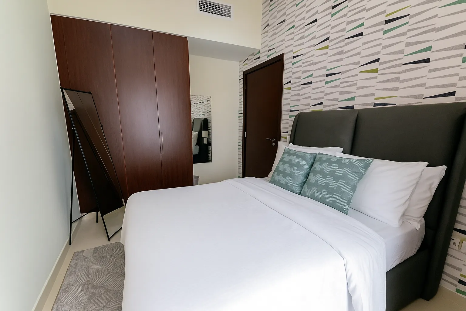 20251025_1251_Modern